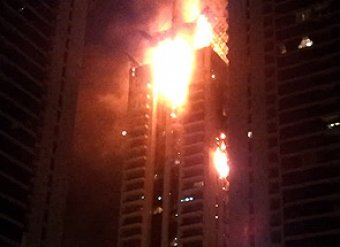 Крупный пожар в Дубае превратил небоскреб в огненный столб