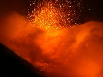Молчавший 36 лет вулкан на Камчатке уничтожил туристическую базу и лагерь учёных