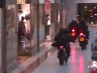 В Лондоне банда на мотоциклах обчистила бутик прямо в торговом центре