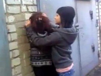 Во Владивостоке школьниц, издевавшихся над одноклассницей, арестуют за садизм