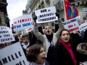 Во Франции католики побили FEMENисток из-за спора об однополых браках