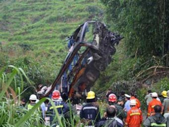 В Китае автобус рухнул с горной дороги: 9 погибших