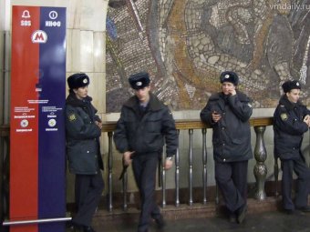 В Московском метро пьяный бомж напал с ножом на полицейского