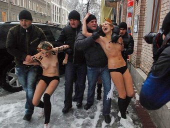 Новая Рада Украины начала работу со скандала: "прессовали" предателей и голых FEMENисток
