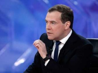 Медведев отвечает на сложные вопросы 5 каналов: о Сердюкове, конце света, гей-пропаганде и угрозе для СМИ