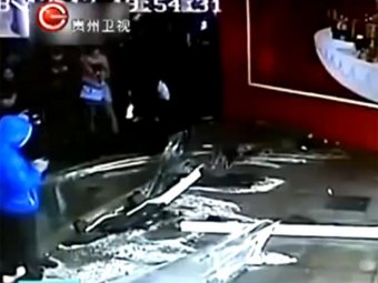 В Шанхае лопнул 33-тонный аквариум с акулами: пострадали 15 человек