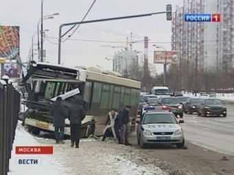 В Москве автобус сбил мать с двумя детьми
