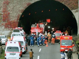 Ветхие болты "обрушили" автотоннель в Японии: девять погибших