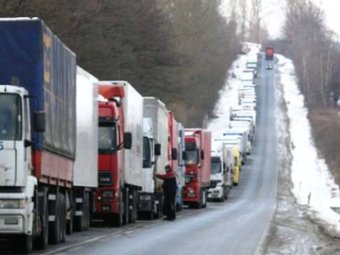 Пробка на трассе Петербург–Москва уже 200 км: водители на грани нервного срыва