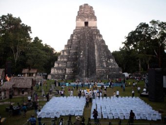 В "конец света" туристы повредили древний храм майя