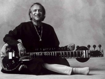 Скончался индийский музыкант, научивший Джорджа Харрисона играть на ситаре