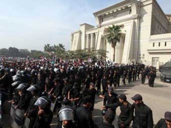 Мурси под давлением протестующих покинул президентский дворец в Египте