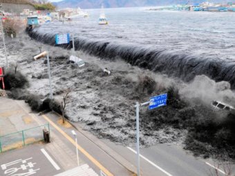 На побережье Японии обрушилось цунами