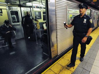 В Нью-Йорке газета шокировала читателей, опубликовав снимки гибнущего на рельсах метро мужчины