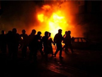 В Азербайджане разгневанная толпа сожгла отель, чей владелец оскорбил жителей