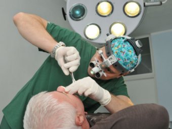 Британский хирург вырастил нос на руке у пациента