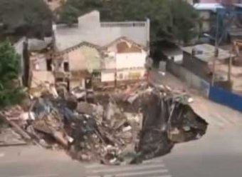 В Китае четыре дома провалились в яму у стройплощадки