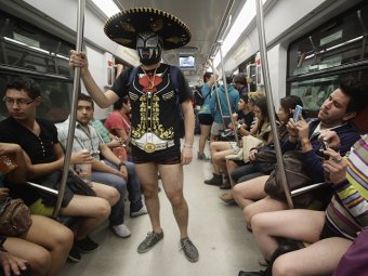 В 23 странах мира тысячи людей проехались в метро без штанов