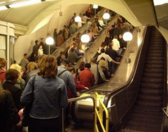 В Москве мужчина погиб, упав с эскалатора в метро