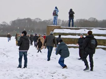 В Петербурге игры в снежки охраняли 10 полицейских