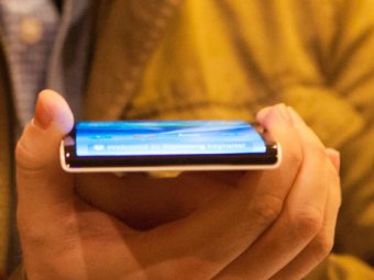 Samsung показал гибкий экран для смартфонов