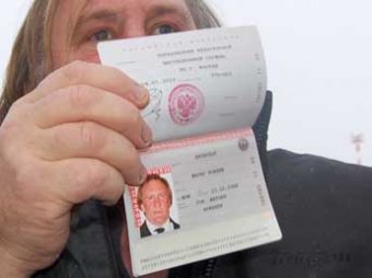 Блогеры уверены, что ФМС взяла фото Депардье на российский паспорт из Интернета