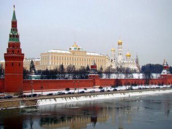 Напротив Кремля неизвестные повесили экстремистский баннер