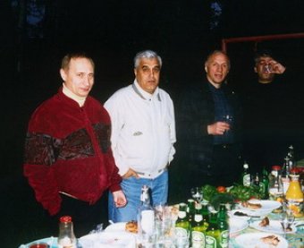 Блогеры разглядели на старом фото с Путиным деда Хасана