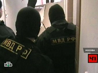 После нападения на московское общежитие полиция проводит обыски у антифашистов