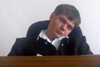 "Спящего судью" из Амурской области уволили после бенефиса на YouTube