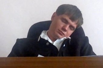 "Спящего судью" из Амурской области уволили после бенефиса на YouTube