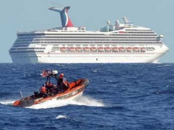 На терпящем бедствие круизном лайнере Triumph пассажиры дерутся из-за еды