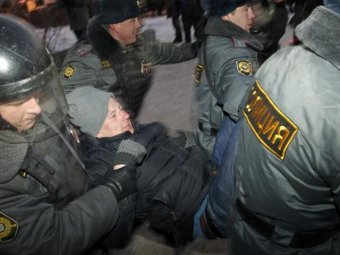 Хоккейные фанаты напали на полицейских в Москве, задержаны 100 человек