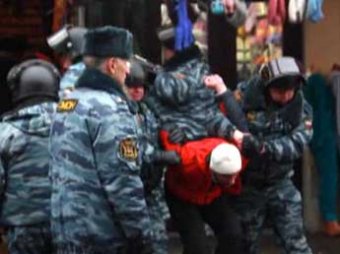 СМИ: в Петербурге силовики из торгового комплекса увезли 700 мусульман