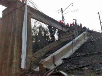 На перегоне Сочи — Дагомыс произошло обружение железнодорожного моста