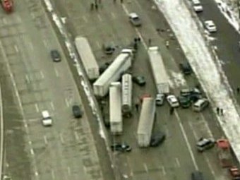 Из-за снегопада на трассе в Детройте столкнулись около 50 автомобилей
