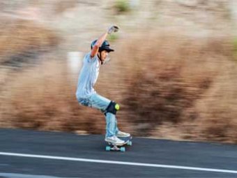 В ЮАР лихач разогнался на скейтборде до 110 км/час и попал под суд
