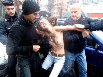Активистки Femen атаковали Берлускони на избирательном участке