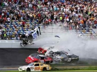 Страшная авария на автогонках NASCAR в США: 33 раненых