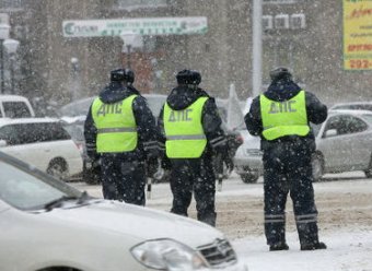 В Москве водитель на иномарке сбил трех полицейских