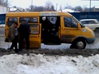 В Омске мать с ребёнком на ходу вывалились из маршрутки