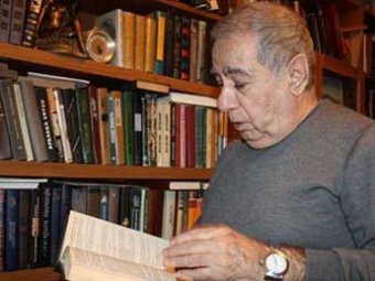 В Азербайджане объявили награду за отрезание уха писателю