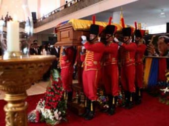 Тело Чавеса поместили в мраморный саркофаг посреди водоема