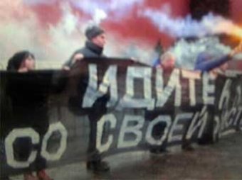 На Красной площади развернули матерный баннер против прописки