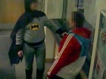 В Англии мужчина в костюме Бэтмена сдал преступника в полицию
