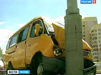 В Москве "Газель" с пассажирами въехала в столб: есть раненые