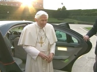 Папа римский Бенедикт XVI под звон колоколов на вертолете покинул Ватикан
