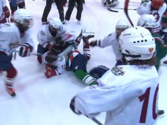 Юные хоккеистки устроили массовую драку на льду