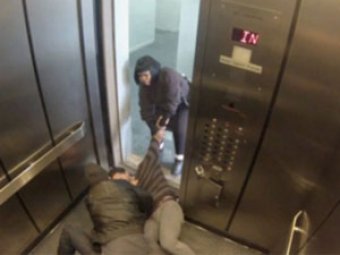 Жителей Нью-Йорка проверяли на храбрость, пугая "убийством в лифте"