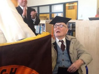 В США мужчина закончил школу в возрасте 106 лет
